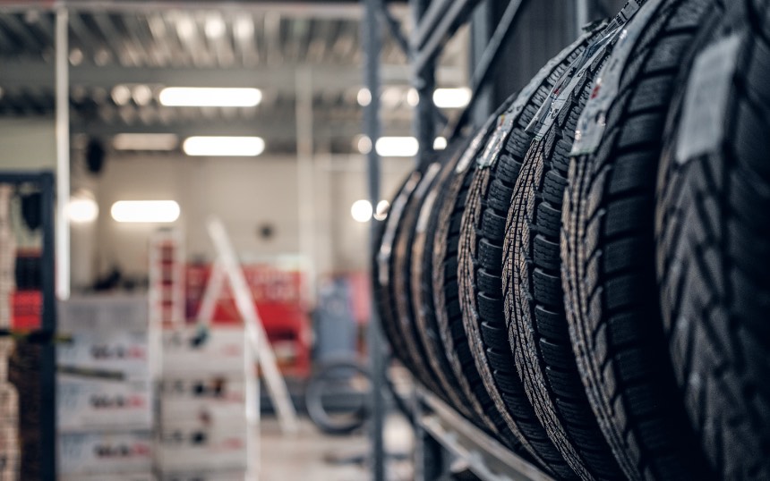 Variety of tyres at busy warehouse GL Technology - Reifen