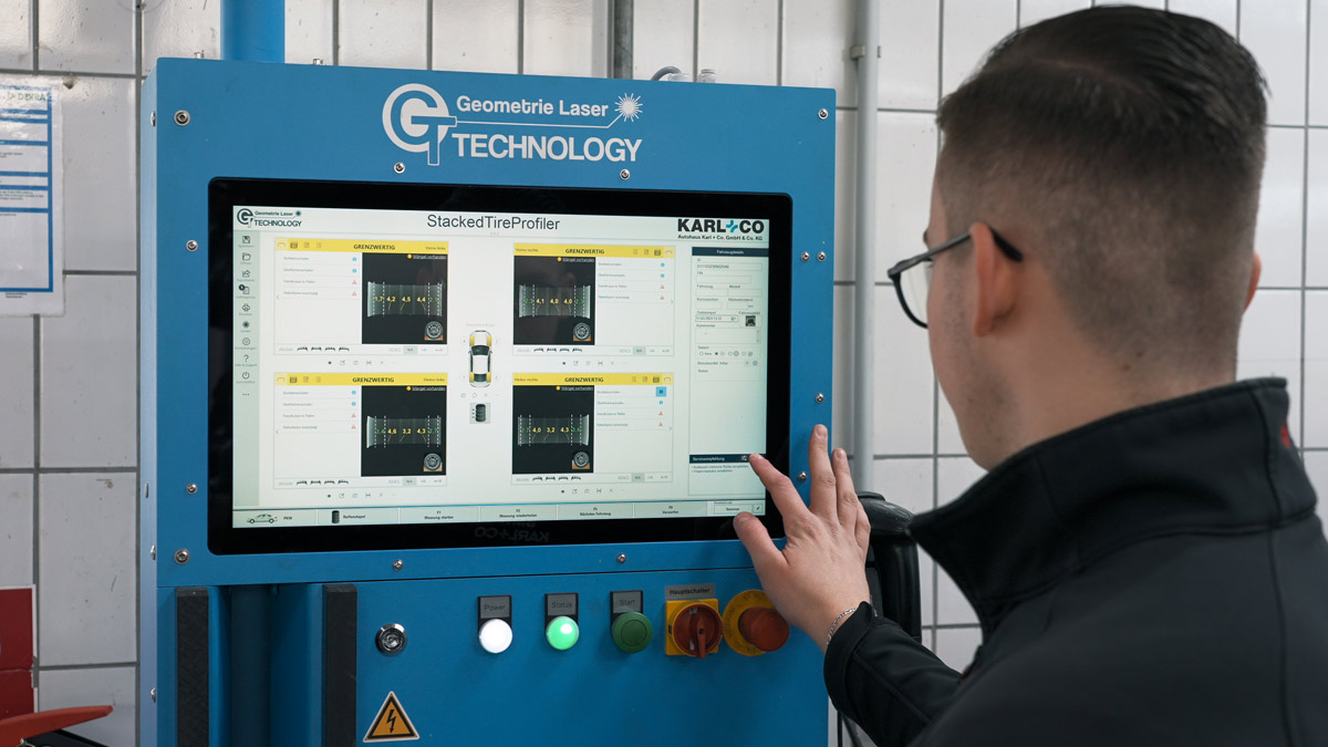 Leichte Bedienung des Stacked Tire Profiler über den großen Touchscreen.