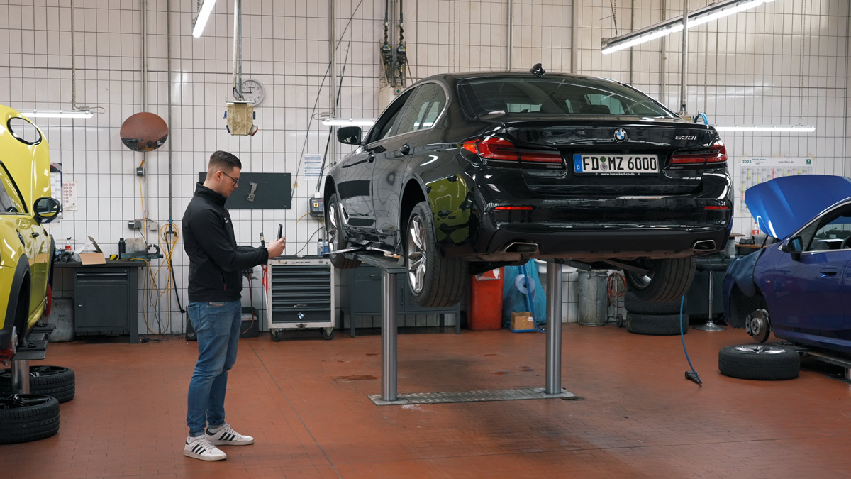 Fotografieren der Räder und Reifen mit dem Smartphone.