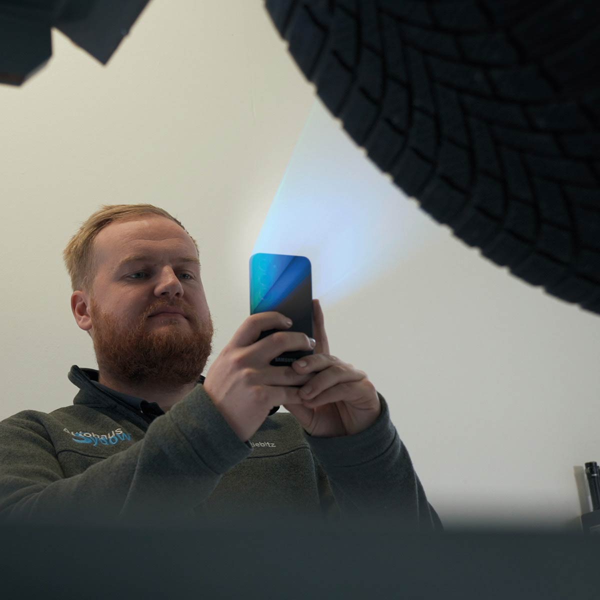 Scannen der Reifen mit der Smartphone-App direkt am Fahrzeug.