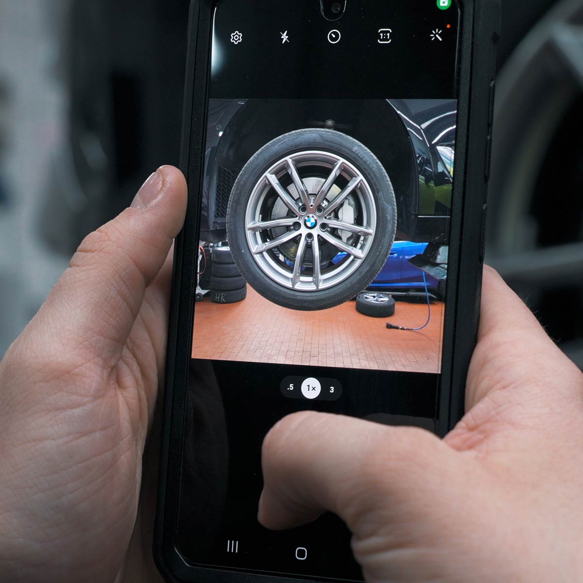 Ein Reifen wird mit Tire Scan Mobile direkt am Fahrzeug fotografiert.