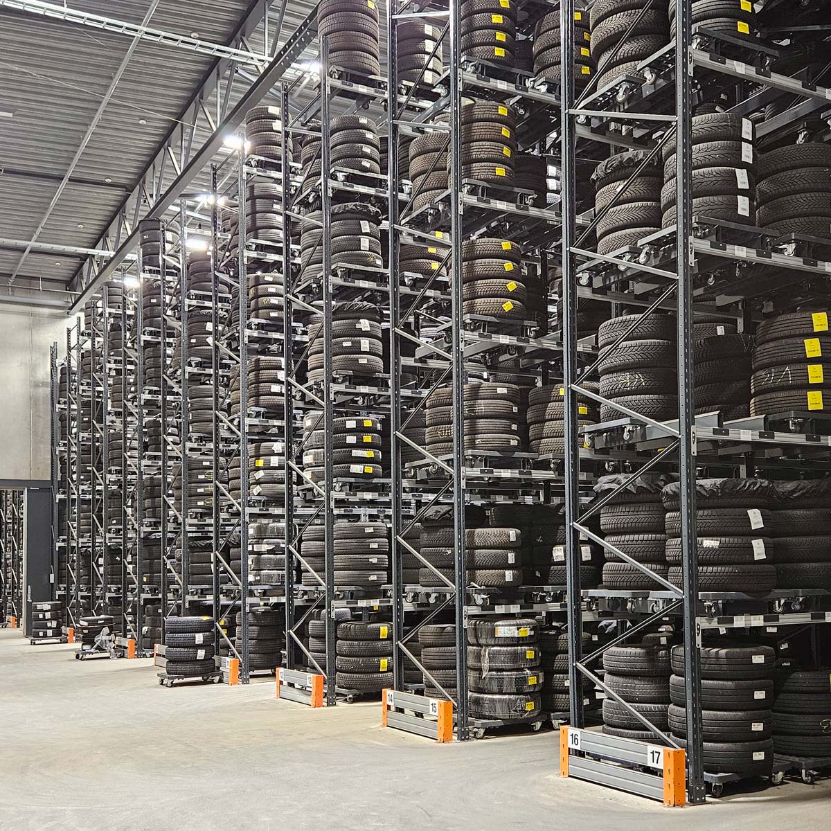 Einlagerung der Reifen im Räderhotel nach der automatischen Reifendokumentation mit Tire Scan Cube.