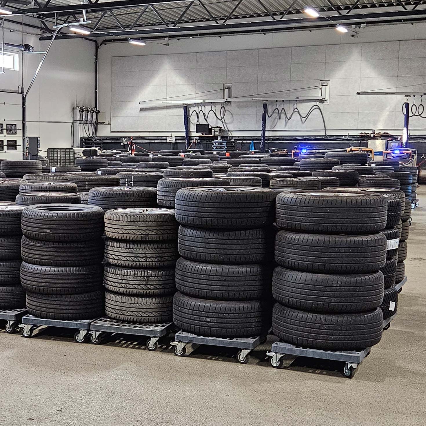 Reifenstapel in einem Räderhotel.