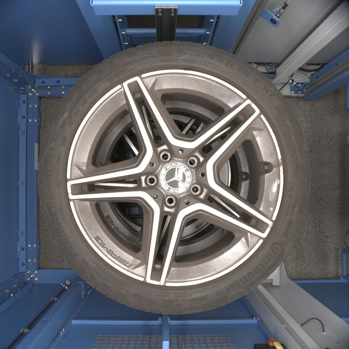 Automatische Reifendokumentation mit Tire Scan Cube. Laser-Profilmessung und Dokumentation der Reifendaten.